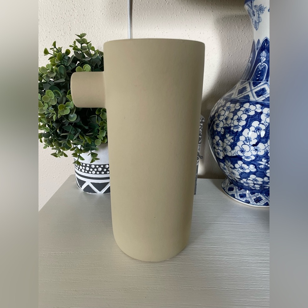 BLOOMINGVILLE STONEWARE VASE WITH SPOUT MATTE CREAM COLOR